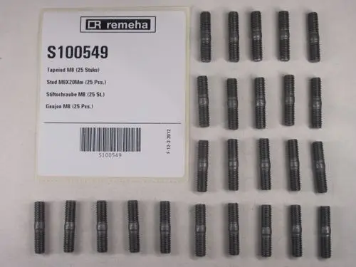 Schwarze Stiftschrauben auf weißem Hintergrund, mit beigefügtem Etikett von Remeha, das Produktinformationen und eine Barcode zeigt.